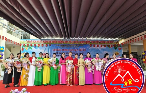 Hình ảnh gặp mặt tập thể nhà trường sau sáp nhập